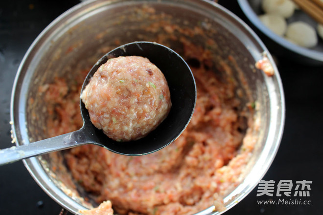 <a href=zt/hsszt target=_blank><u>红烧狮子头</u></a>的做法