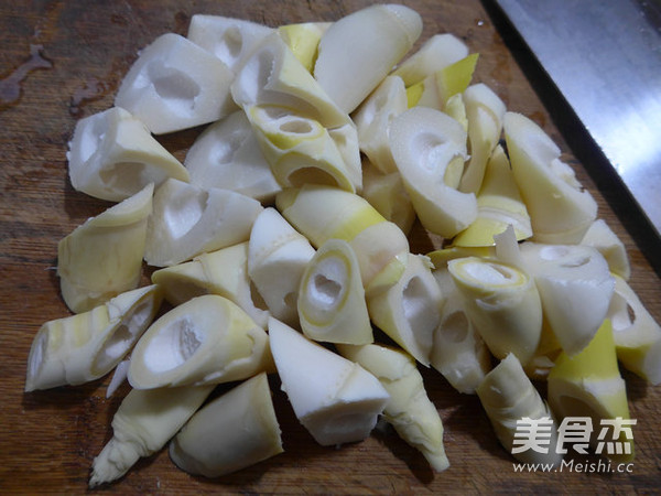 <a href=/shicai/shucai/HuangHuaCai/index.html target=_blank><u>黄<a href=/shicai/shucai/HuaCai/index.html target=_blank><u>花菜</u></a></u></a><a href=/shicai/mimian/QianZhang/index.html target=_blank><u>千张</u></a>结烧雷笋的做法