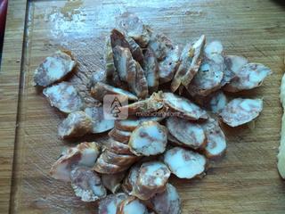 腊肠蒸红<a href=/shicai/shucai/LuoBo/index.html target=_blank><u>萝卜</u></a>