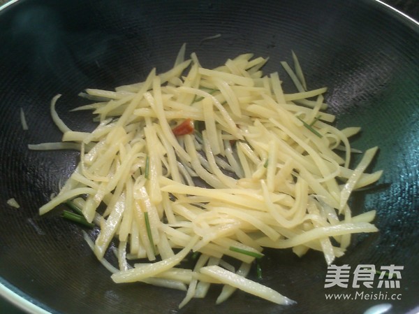 炝炒<a href=/shicai/shucai/TuDou/index.html target=_blank><u>土豆</u></a>丝的做法