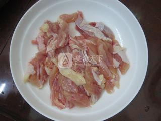 <a href=/shicai/shucai/ChaShuGu/index.html target=_blank><u>茶树菇</u></a>炒<a href=/shicai/rouqin/ZhengJi/index.html target=_blank><u>鸡肉</u></a>