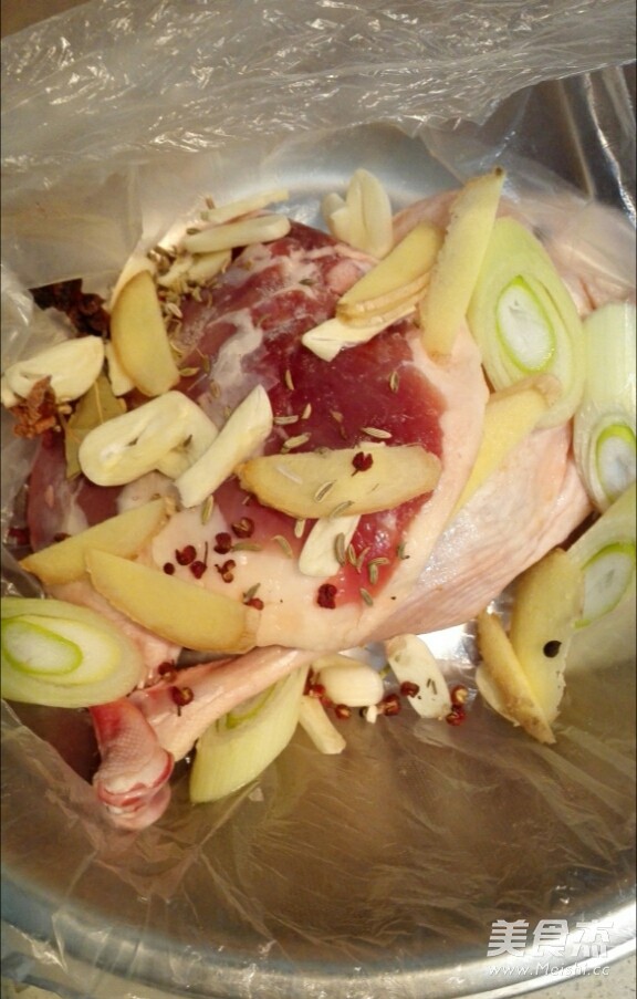 蜜汁烤<a href=/shicai/rouqin/YaTui/index.html target=_blank><u>鸭腿</u></a>的做法