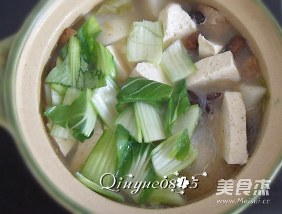 白<a href=/shicai/shucai/LuoBo/index.html target=_blank><u>萝卜</u></a>炖<a href=/shicai/mimian/DouFu/index.html target=_blank><u>豆腐</u></a>小砂锅的做法