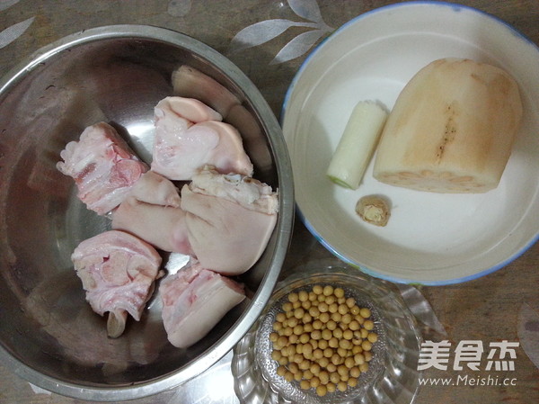 <a href=/shicai/shucai/LianOu/index.html target=_blank><u>莲<a href=/shicai/shucai/Ou/index.html target=_blank><u>藕</u></a></u></a>炖猪手的做法