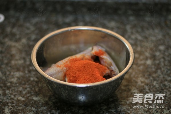 新奥尔良烤<a href=/shicai/rouqin/JiZhongChi/index.html target=_blank><u>鸡中翅</u></a>的做法