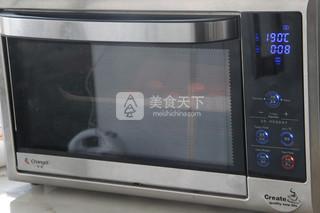 白<a href=/shicai/mimian/QiaoKeLi/index.html target=_blank><u>巧克力</u></a>蛋黄派