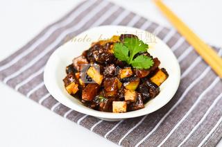 <a href=/shicai/shucai/XiangGu/index.html target=_blank><u>香菇</u></a>酱炒<a href=/shicai/mimian/XiangGan/index.html target=_blank><u>香干</u></a>