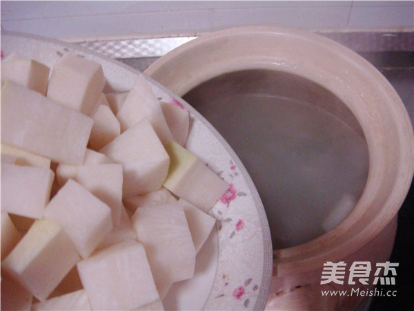 白<a href=/shicai/shucai/LuoBo/index.html target=_blank><u>萝卜</u></a>炖<a href=/shicai/rouqin/YangRou/index.html target=_blank><u>羊肉</u></a>的做法