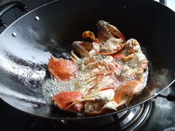 避风塘炒蟹步骤3