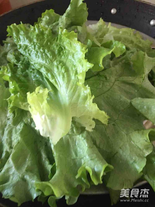 <a href=/shicai/rouqin/NiuPai/index.html target=_blank><u>牛排</u></a>包饭的做法