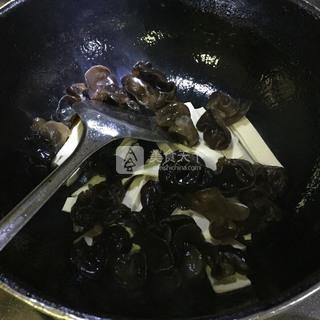 黑<a href=/shicai/shucai/MuEr/index.html target=_blank><u>木耳</u></a><a href=/shicai/mimian/QianZhang/index.html target=_blank><u>千张</u></a>