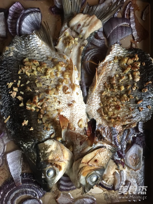 香辣<a href=/shicai/diaoweipin/DouChi/index.html target=_blank><u>豆豉</u></a>烤鱼的做法