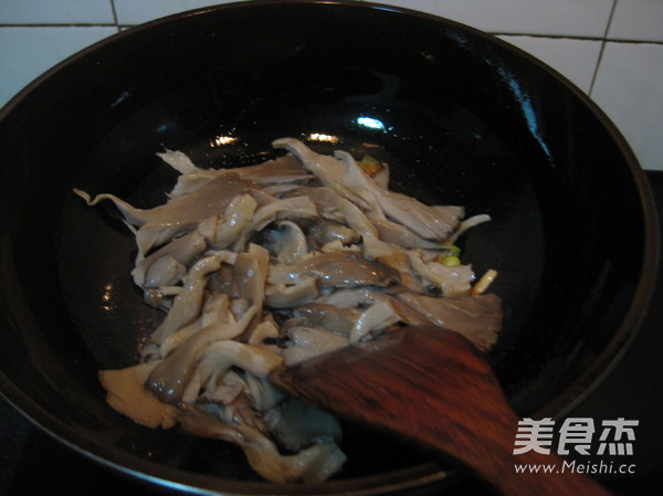 <a href=/shicai/shucai/PingGu/index.html target=_blank><u>平菇</u></a>炖<a href=/shicai/mimian/FenTiao/index.html target=_blank><u>粉条</u></a>的做法
