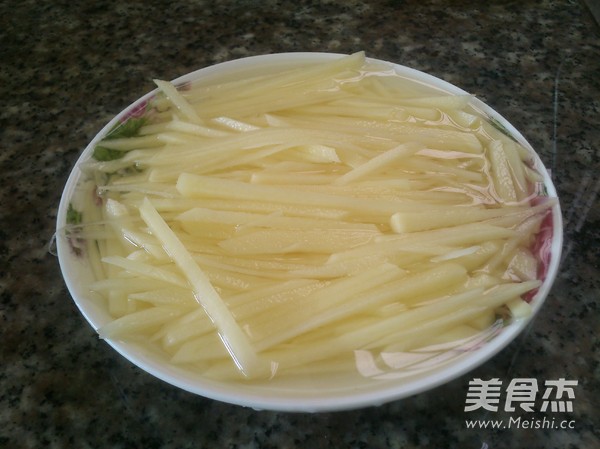 炝炒<a href=/shicai/shucai/TuDou/index.html target=_blank><u>土豆</u></a>丝的做法