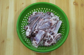 迷迭香烤<a href=/shicai/rouqin/YangPai/index.html target=_blank><u>羊排</u></a>步骤1