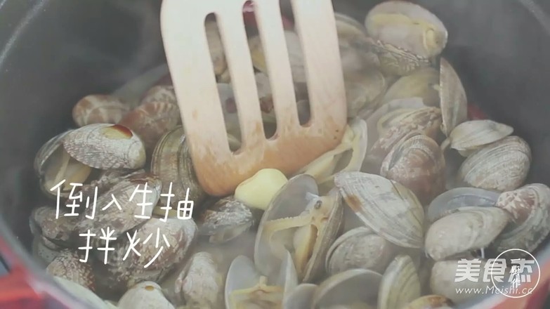 铸铁锅酒蒸<a href=/shicai/shuichanpin/HaLi/index.html target=_blank><u>蛤蜊</u></a>的做法