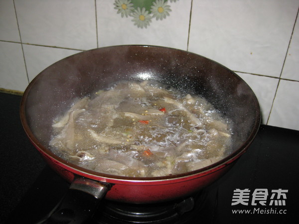 <a href=/shicai/shucai/PingGu/index.html target=_blank><u>平菇</u></a>炖<a href=/shicai/mimian/FenTiao/index.html target=_blank><u>粉条</u></a>的做法