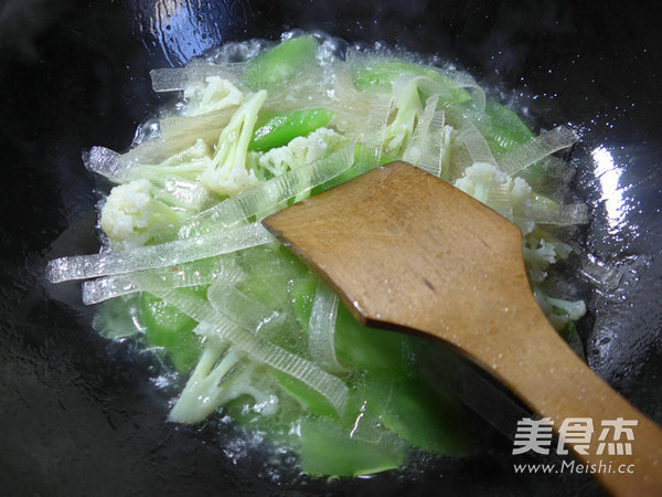 <a href=/shicai/shucai/HuaCai/index.html target=_blank><u>花菜</u></a><a href=/shicai/mimian/FenPi/index.html target=_blank><u>粉皮</u></a>煮<a href=/shicai/shucai/WoSun/index.html target=_blank><u>莴笋</u></a>的做法