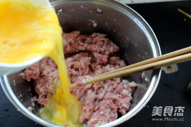 <a href=zt/hsszt target=_blank><u>红烧狮子头</u></a>的做法