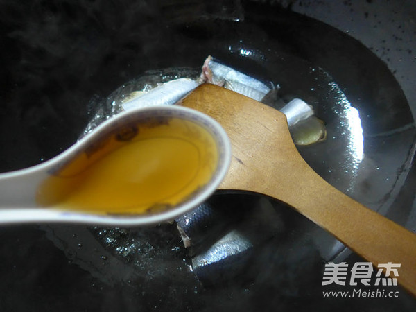 红烧<a href=/shicai/shuichanpin/QiuDaoYu/index.html target=_blank><u>秋刀鱼</u></a>的做法