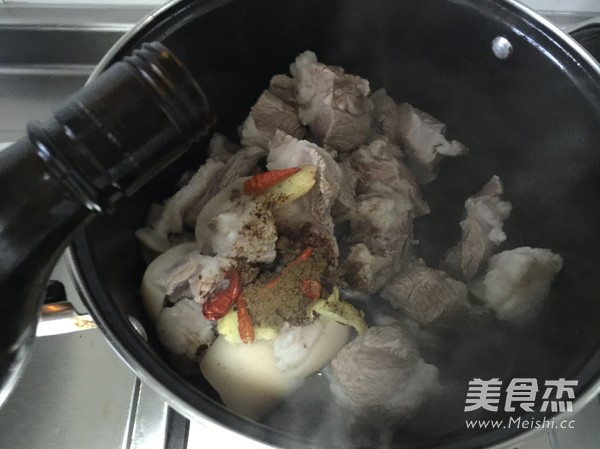 红烧<a href=/shicai/rouqin/YangRou/index.html target=_blank><u>羊肉</u></a>的做法