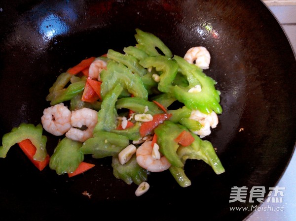 <a href=/shicai/shucai/KuGua/index.html target=_blank><u>苦瓜</u></a>虾仁的做法