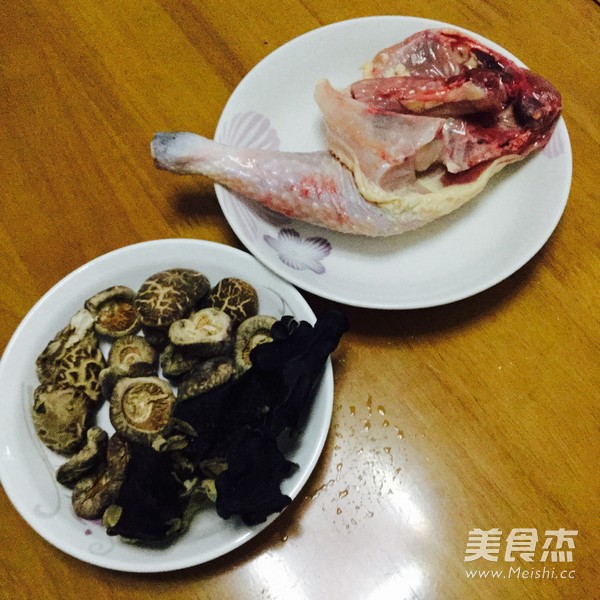 <a href=/shicai/shucai/DongGu/index.html target=_blank><u>冬菇</u></a>焖鸡的做法