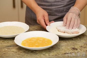 日式炸<a href=/shicai/rouqin/ZhuPai/index.html target=_blank><u>猪排</u></a>步骤8