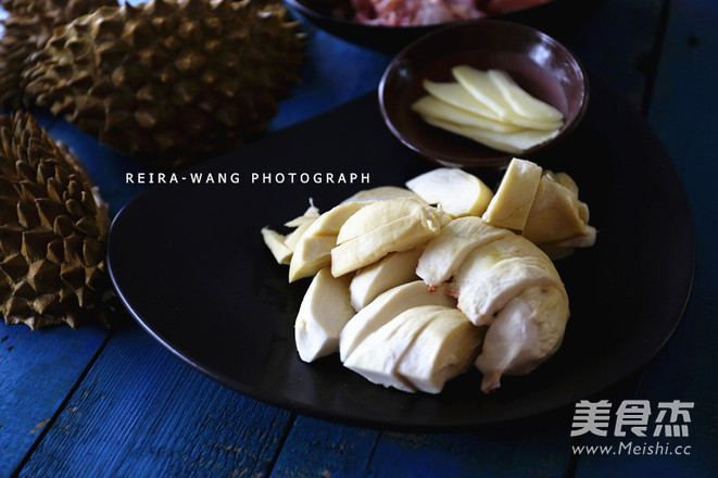 <a href=/shicai/guopin/LiuLian/index.html target=_blank><u>榴莲</u></a>鸡煲的做法