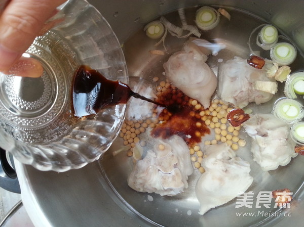 <a href=/shicai/shucai/LianOu/index.html target=_blank><u>莲<a href=/shicai/shucai/Ou/index.html target=_blank><u>藕</u></a></u></a>炖猪手的做法