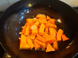 油焖小<a href=/shicai/shucai/NanGua/index.html target=_blank><u>南瓜</u></a>