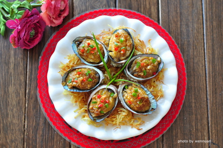 蒜蓉蒸<a href=/shicai/shuichanpin/BaoYu/index.html target=_blank><u>鲍鱼</u></a>