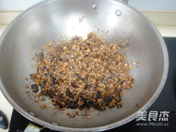 <a href=/shicai/shucai/XiangGu/index.html target=_blank><u>香菇</u></a>肉酱的做法