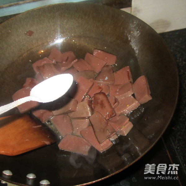 <a href=/shicai/mimian/HeiDou/index.html target=_blank><u>黑豆</u></a>豉煮<a href=/shicai/rouqin/zhuXue/index.html target=_blank><u>猪<a href=/shicai/rouqin/Xue/index.html target=_blank><u>血</u></a></u></a>的做法