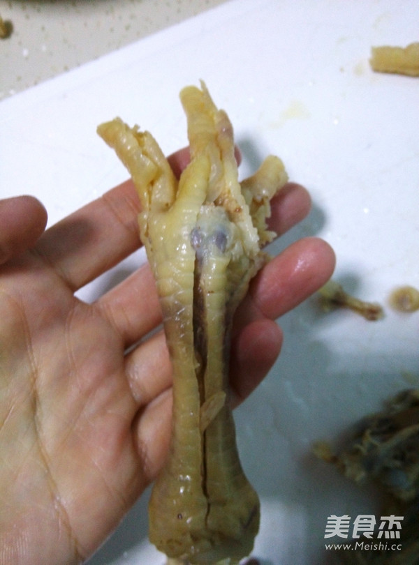 红烧无骨<a href=/shicai/rouqin/JiZha/index.html target=_blank><u>鸡爪</u></a>(含脱骨法)的做法