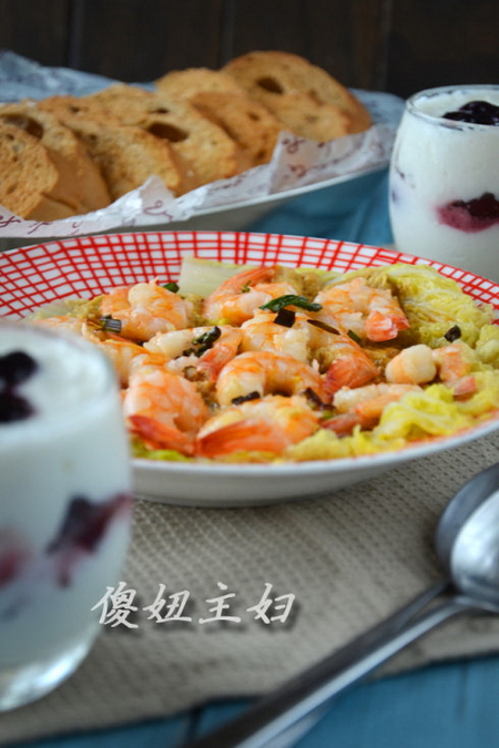 咸蛋黄<a href=/shicai/shucai/WaWaCai/index.html target=_blank><u>娃娃菜</u></a>蒸虾