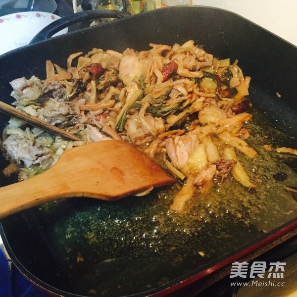 芋蒙菜干焖鸡的做法