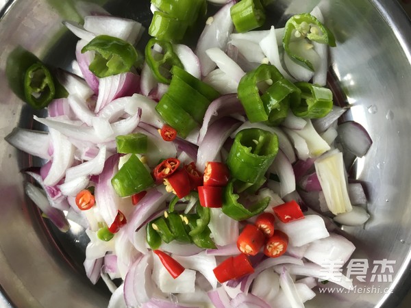 <a href=/shicai/shucai/YangCong/index.html target=_blank><u>洋葱</u></a>炒小<a href=/shicai/shuichanpin/uangYu/index.html target=_blank><u>黄鱼</u></a>的做法