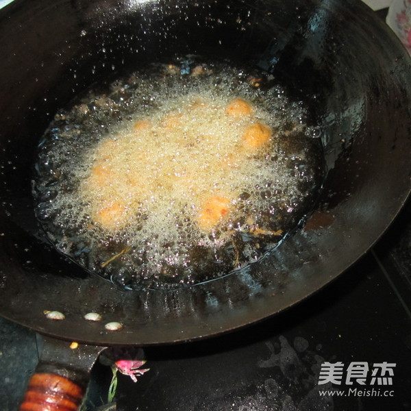 炸<a href=/shicai/shucai/HuLuoBo/index.html target=_blank><u>胡<a href=/shicai/shucai/LuoBo/index.html target=_blank><u>萝卜</u></a></u></a><a href=/shicai/rouqin/ZhuRou/index.html target=_blank><u>猪肉</u></a>丸子的做法