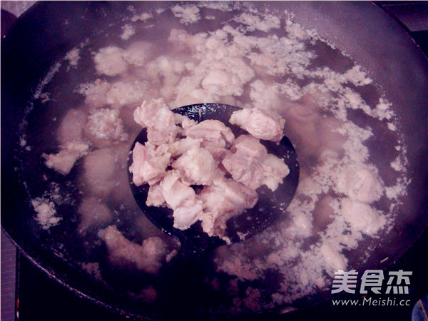 白<a href=/shicai/shucai/LuoBo/index.html target=_blank><u>萝卜</u></a>炖<a href=/shicai/rouqin/YangRou/index.html target=_blank><u>羊肉</u></a>的做法