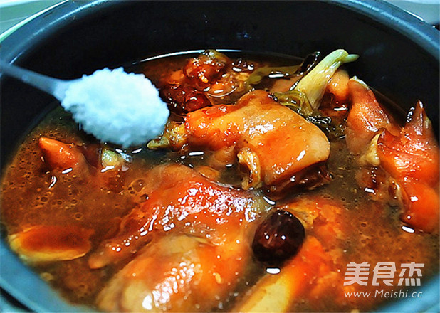 电压力锅版卤<a href=/shicai/rouqin/ZhuTi/index.html target=_blank><u>猪蹄</u></a>的做法