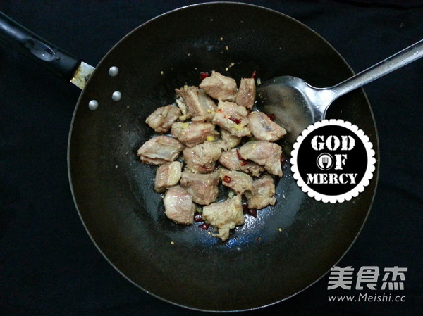 绝佳美味干锅蒜香<a href=/shicai/rouqin/PaiGu/index.html target=_blank><u>排骨</u></a>的做法