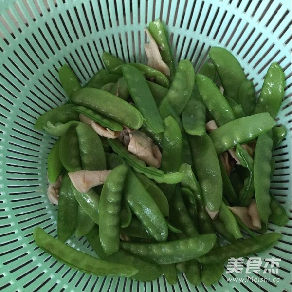 <a href=/shicai/shucai/HeLanDou/index.html target=_blank><u>荷兰豆</u></a>炒<a href=/shicai/shuichanpin/YouYu/index.html target=_blank><u>鱿鱼</u></a>的做法