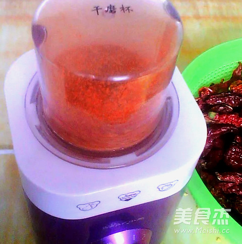 自制<a href=/shicai/shucai/LaJiao/index.html target=_blank><u>辣椒</u></a>粉的做法