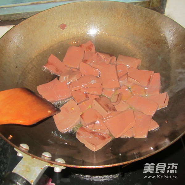 <a href=/shicai/mimian/HeiDou/index.html target=_blank><u>黑豆</u></a>豉煮<a href=/shicai/rouqin/zhuXue/index.html target=_blank><u>猪<a href=/shicai/rouqin/Xue/index.html target=_blank><u>血</u></a></u></a>的做法