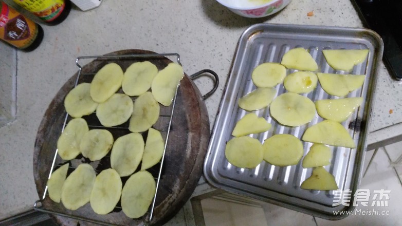 五香<a href=/shicai/shucai/TuDou/index.html target=_blank><u>土豆</u></a>片的做法