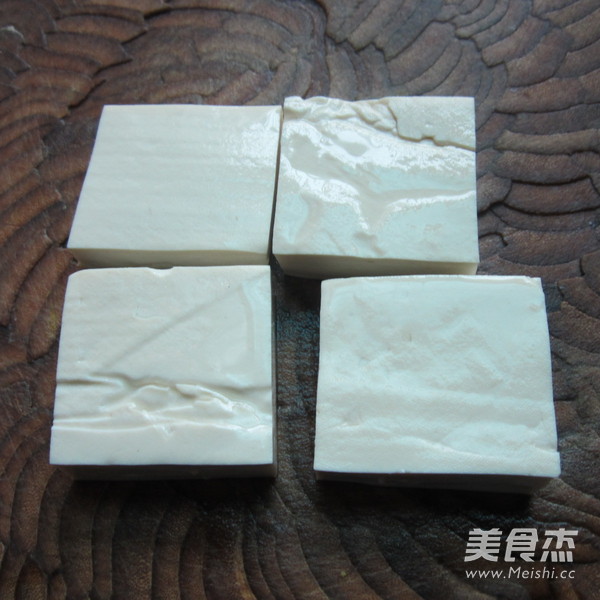 <a href=/shicai/mimian/HeiDou/index.html target=_blank><u>黑豆</u></a>豉煮<a href=/shicai/mimian/DouFu/index.html target=_blank><u>豆腐</u></a>的做法