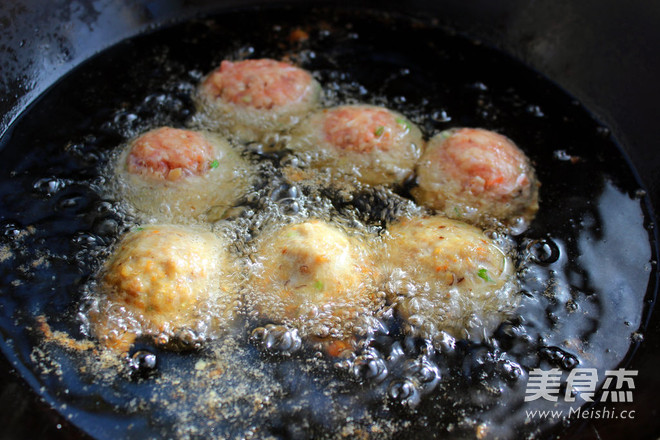 <a href=zt/hsszt target=_blank><u>红烧狮子头</u></a>的做法