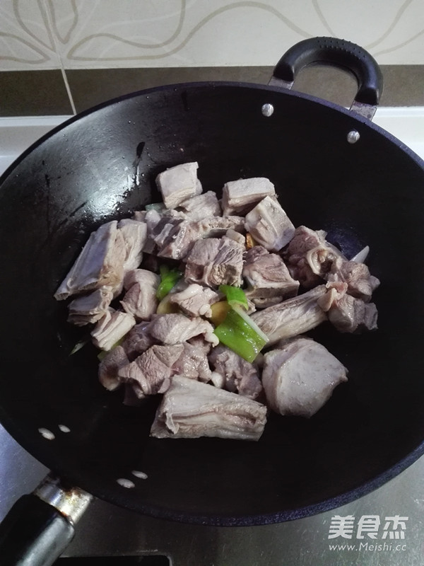 红焖<a href=/shicai/rouqin/YangRou/index.html target=_blank><u>羊肉</u></a>的做法