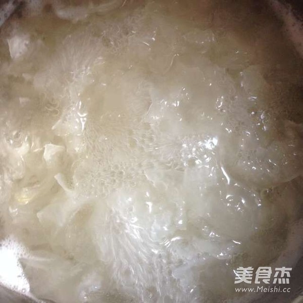 <a href=/shicai/shucai/YinEr/index.html target=_blank><u>银耳</u></a>雪<a href=/shicai/guopin/Li/index.html target=_blank><u>梨</u></a>羹的做法